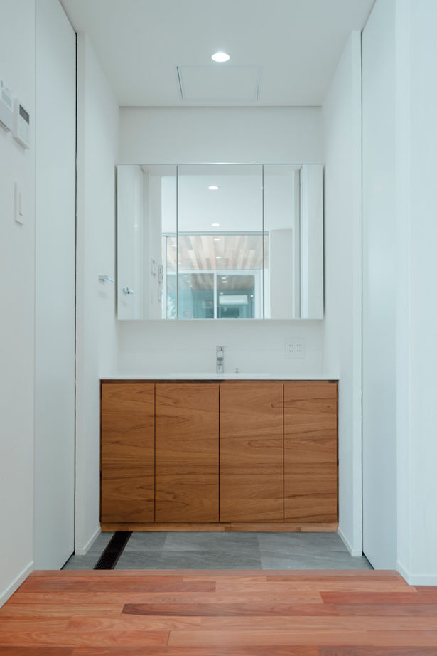 チェックハウス 【平屋/インナーガレージ/中庭/コの字】隣の家も車通りも気にならない、愛車が眺められるリゾートな家の建築実例画像15