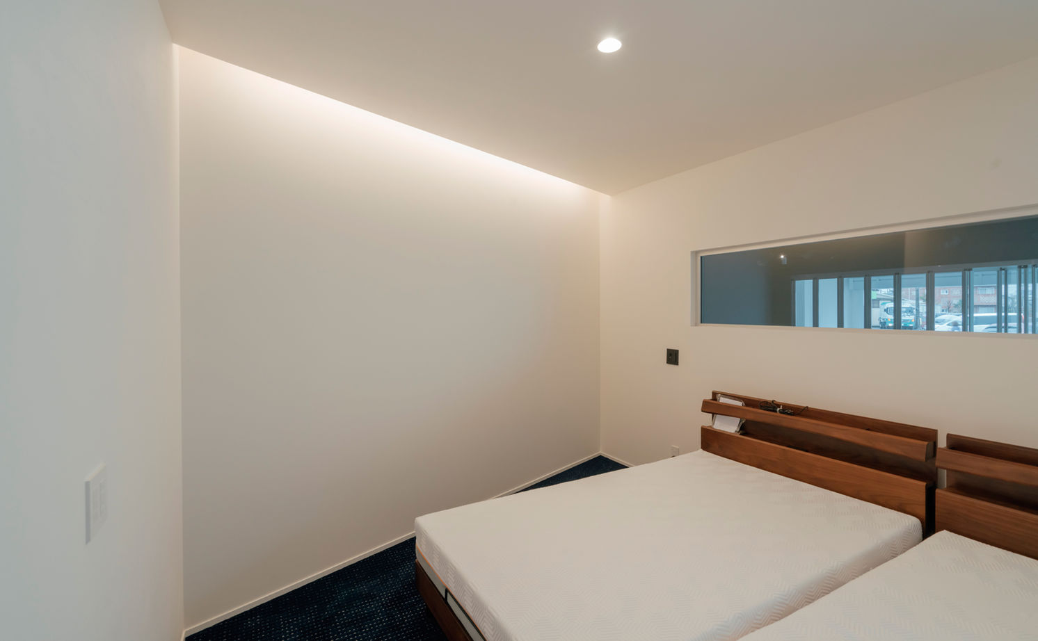 チェックハウス 【平屋/インナーガレージ/中庭/コの字】隣の家も車通りも気にならない、愛車が眺められるリゾートな家の建築実例画像16