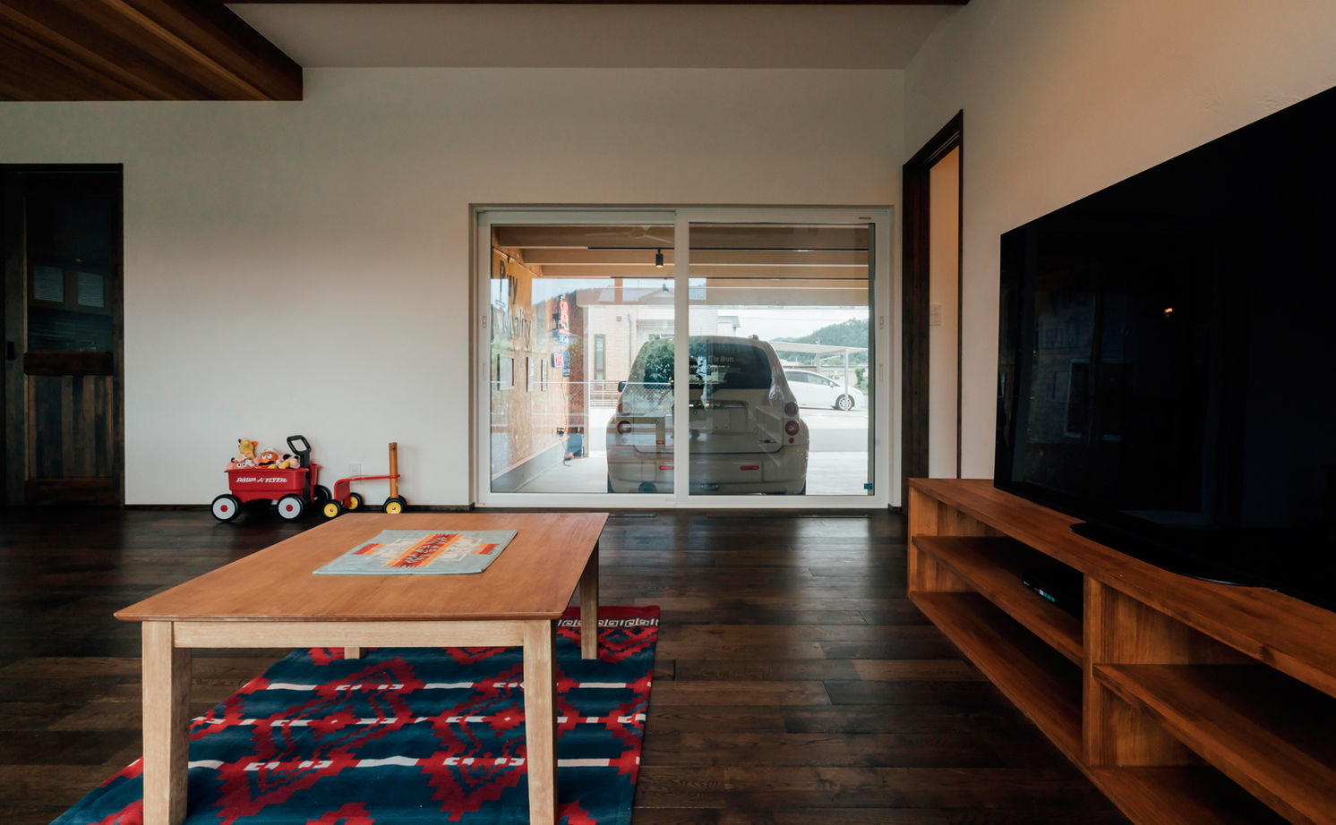 チェックハウス 【平屋/インナーガレージ/全館空調】アメリカンなガレージはまるでショップ！愛車と楽しむリゾートな平屋の建築実例画像3