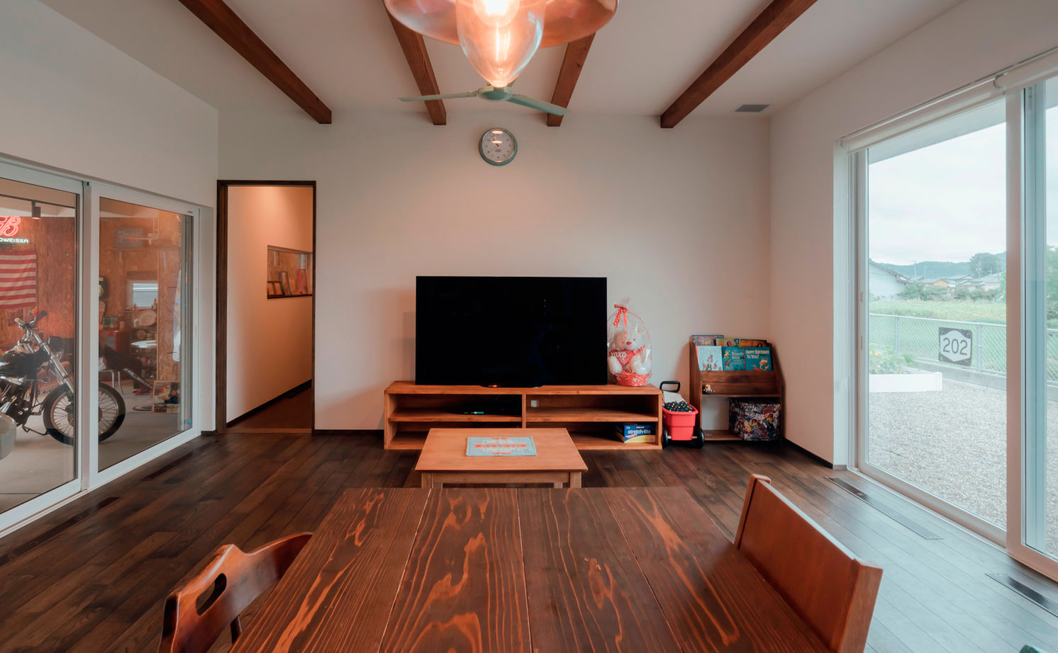 チェックハウス 【平屋/インナーガレージ/全館空調】アメリカンなガレージはまるでショップ！愛車と楽しむリゾートな平屋の建築実例画像11