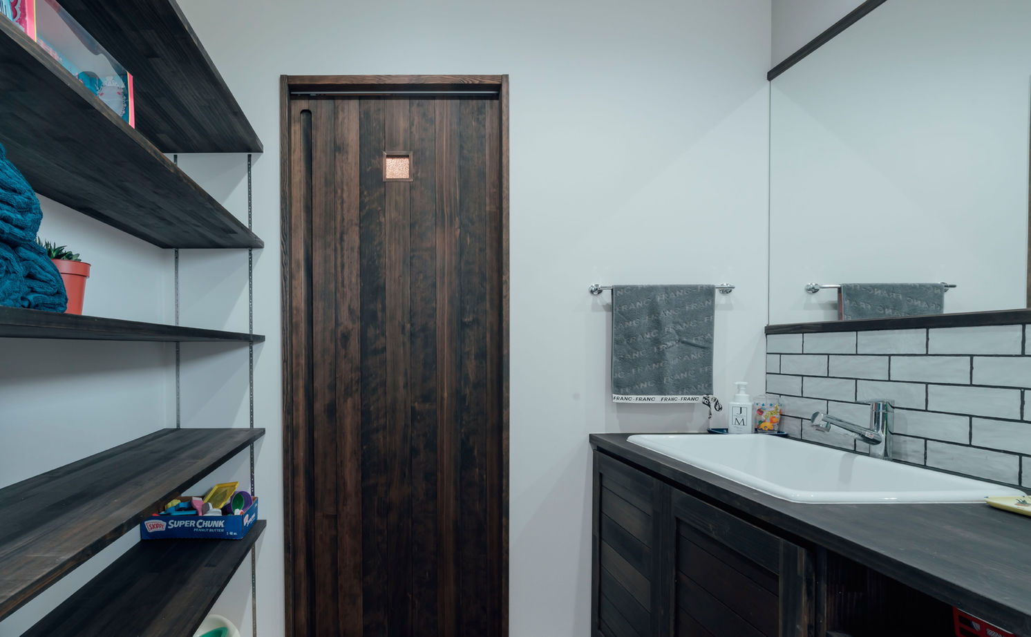 チェックハウス 【平屋/インナーガレージ/全館空調】アメリカンなガレージはまるでショップ！愛車と楽しむリゾートな平屋の建築実例画像17