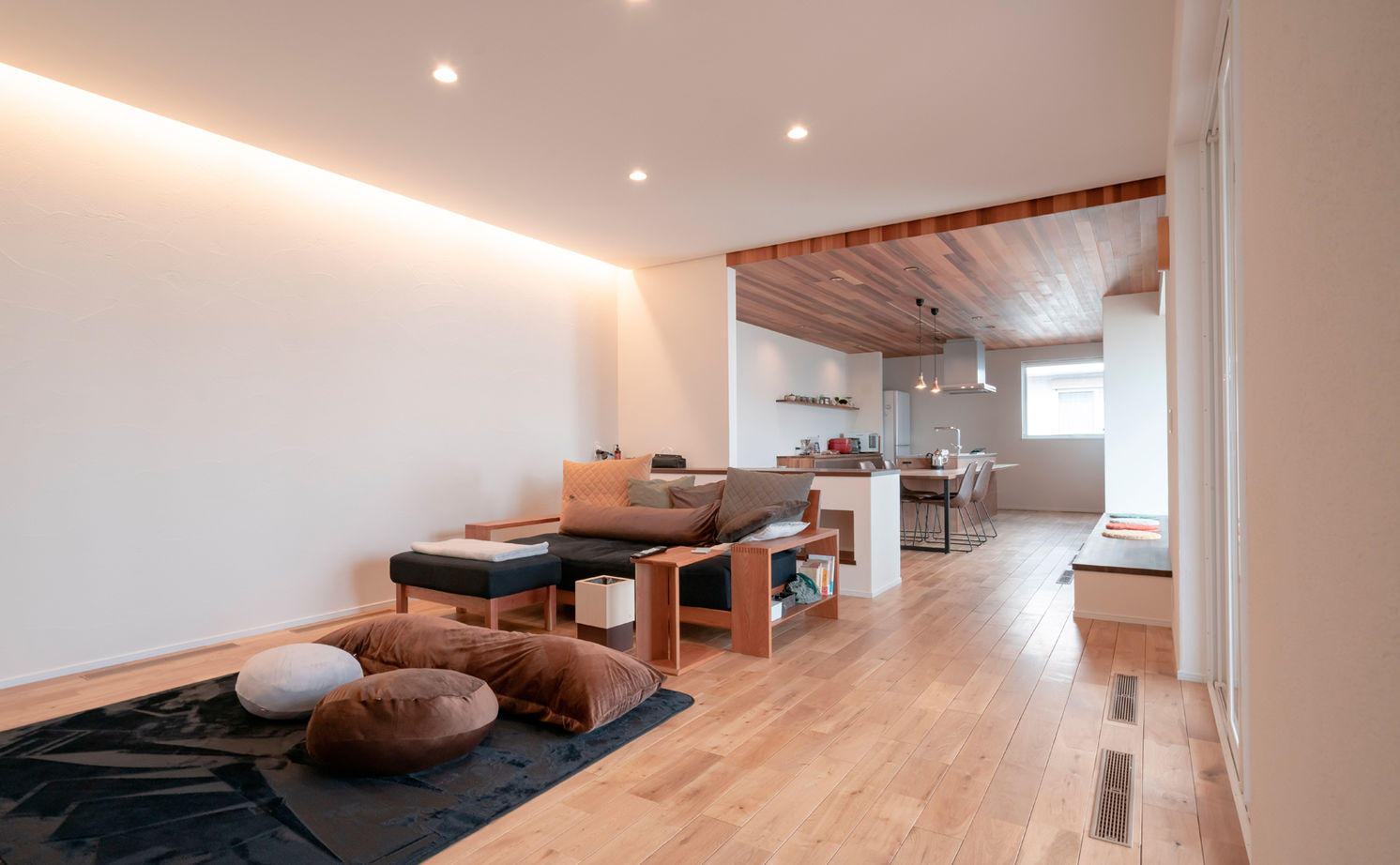 チェックハウス 【平屋/3000万円台/30坪台/コの字】自然素材のシンプルな平屋「全館空調で開放的な空間でも家じゅう快適」の建築実例画像4