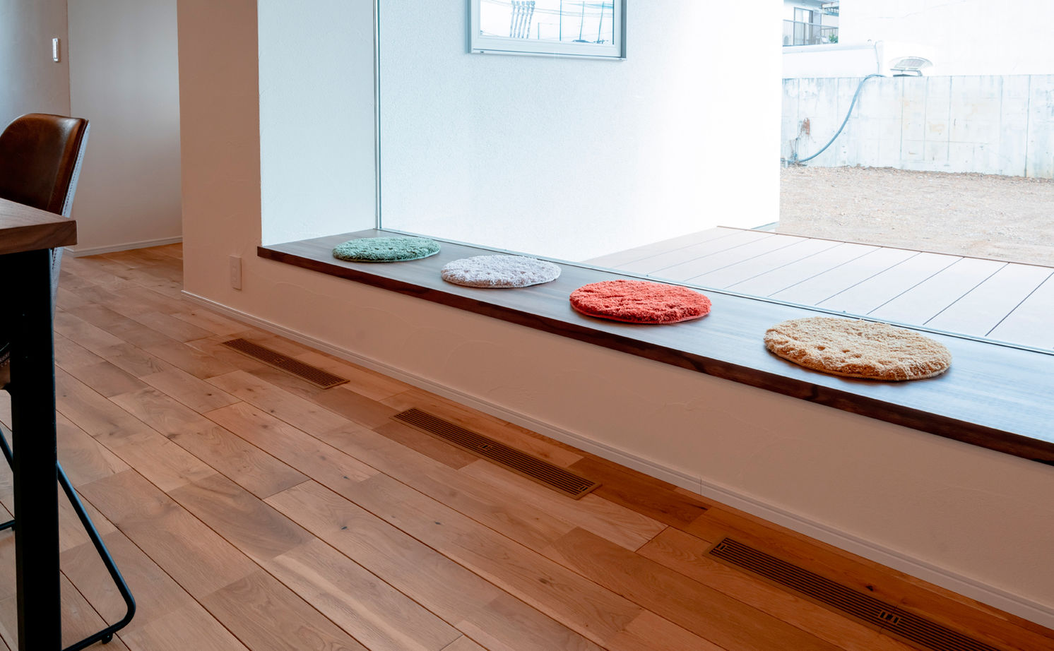 チェックハウス 【平屋/3000万円台/30坪台/コの字】自然素材のシンプルな平屋「全館空調で開放的な空間でも家じゅう快適」の建築実例画像6