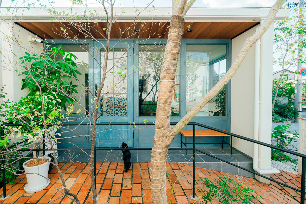 チェックハウス 【平屋×２階建て/店舗併用/4LDK】カフェのような動物病院「家で火を見ながらワインを飲む時間が幸せです」の建築実例画像2