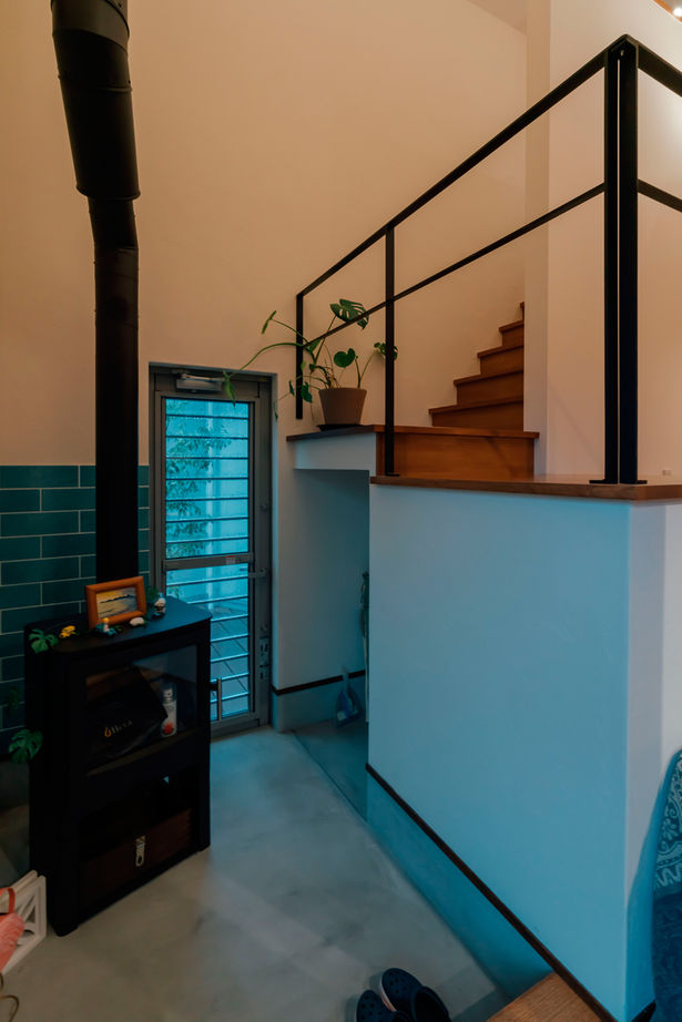 チェックハウス 【平屋×２階建て/店舗併用/4LDK】カフェのような動物病院「家で火を見ながらワインを飲む時間が幸せです」の建築実例画像5