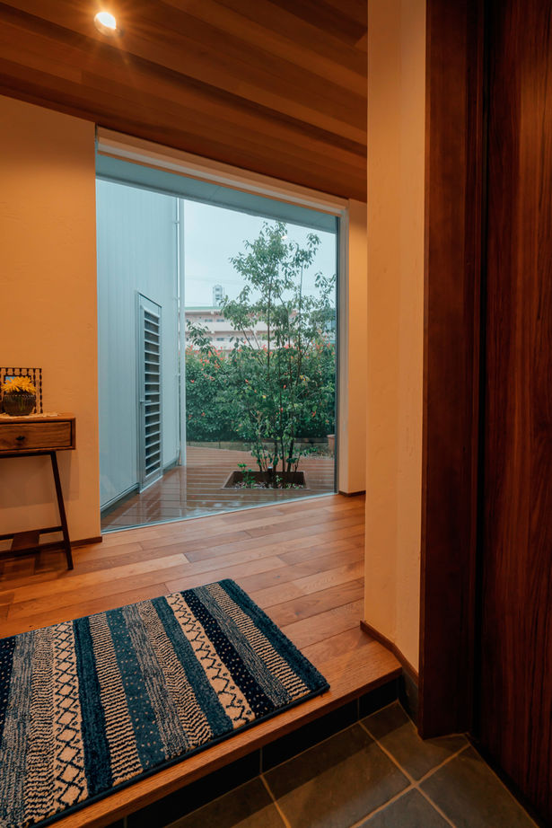 チェックハウス 【平屋×２階建て/店舗併用/4LDK】カフェのような動物病院「家で火を見ながらワインを飲む時間が幸せです」の建築実例画像7