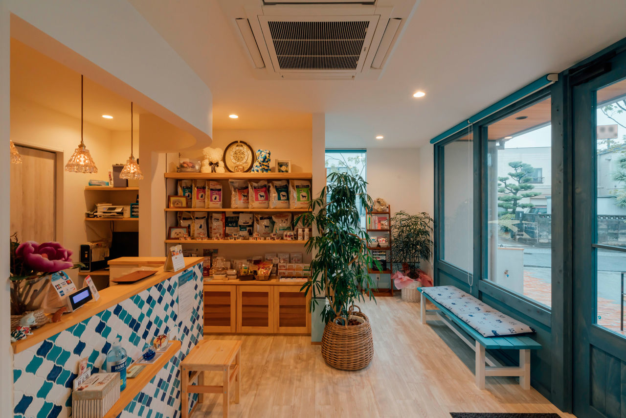 チェックハウス 【平屋×２階建て/店舗併用/4LDK】カフェのような動物病院「家で火を見ながらワインを飲む時間が幸せです」の建築実例画像9