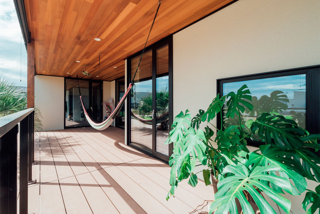 チェックハウス 【平屋/インナーガレージ/変形地/間取り有】横長変形地が正解！旅行好き夫妻が建てたリゾート感のある平屋の建築実例画像2