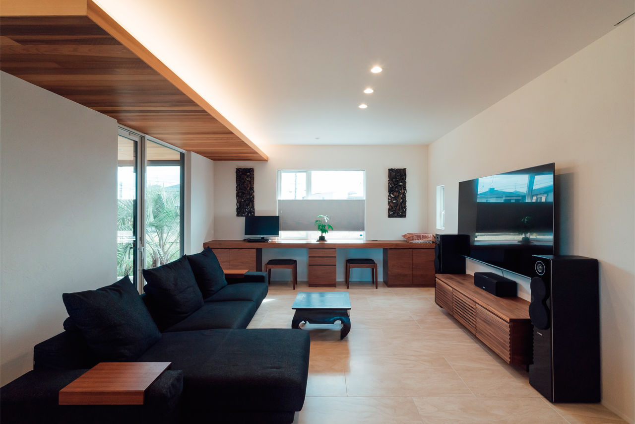 チェックハウス 【平屋/インナーガレージ/変形地/間取り有】横長変形地が正解！旅行好き夫妻が建てたリゾート感のある平屋の建築実例画像4