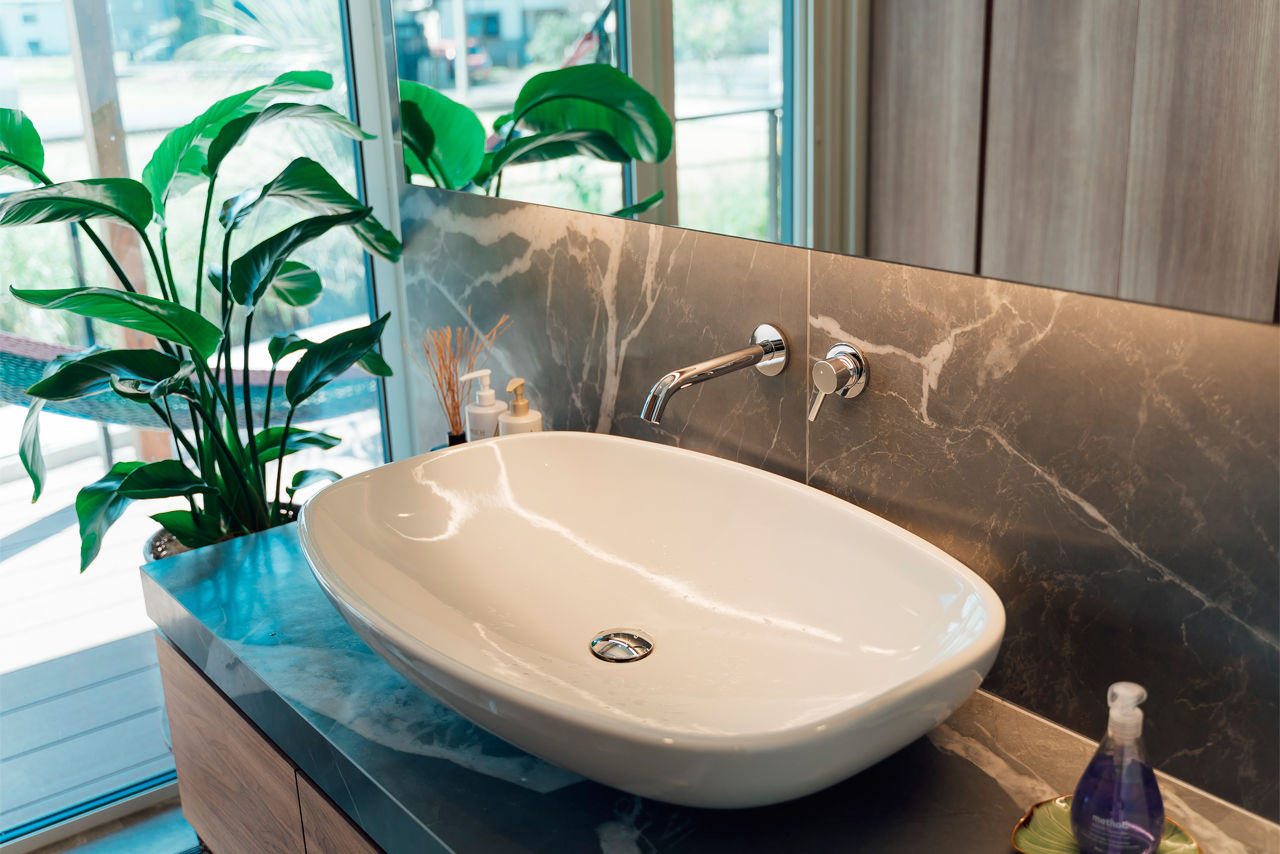 チェックハウス 【平屋/インナーガレージ/変形地/間取り有】横長変形地が正解！旅行好き夫妻が建てたリゾート感のある平屋の建築実例画像7