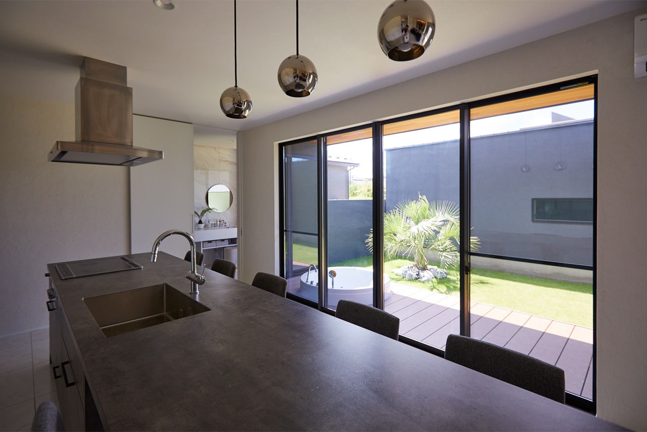 チェックハウス 【平屋/3000万円台/コの字型/間取り有】中庭にジェットバス！中と外のギャップに驚くスタイリッシュな平屋の建築実例画像8