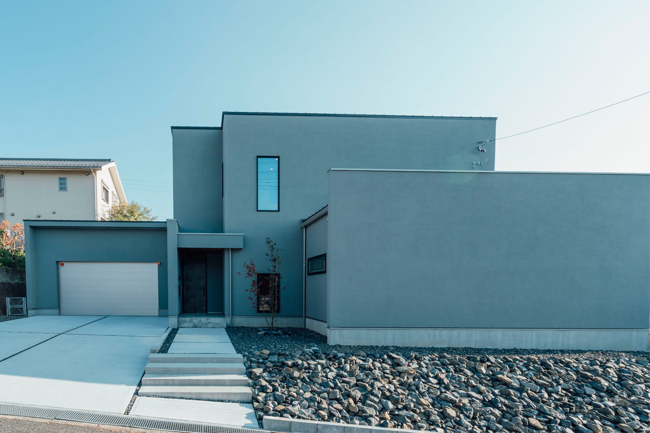 チェックハウス 【インナーガレージ/3LDK/間取り有】本物志向の夫妻が建てた素材を活かしたシンプルモダンなガレージハウスの建築実例画像1