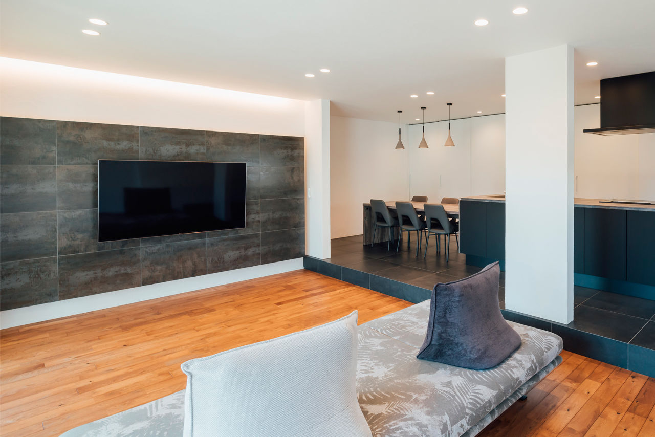 チェックハウス 【インナーガレージ/3LDK/間取り有】本物志向の夫妻が建てた素材を活かしたシンプルモダンなガレージハウスの建築実例画像2