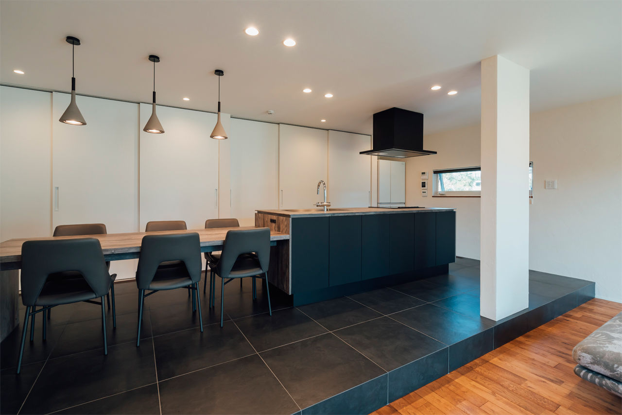 チェックハウス 【インナーガレージ/3LDK/間取り有】本物志向の夫妻が建てた素材を活かしたシンプルモダンなガレージハウスの建築実例画像3