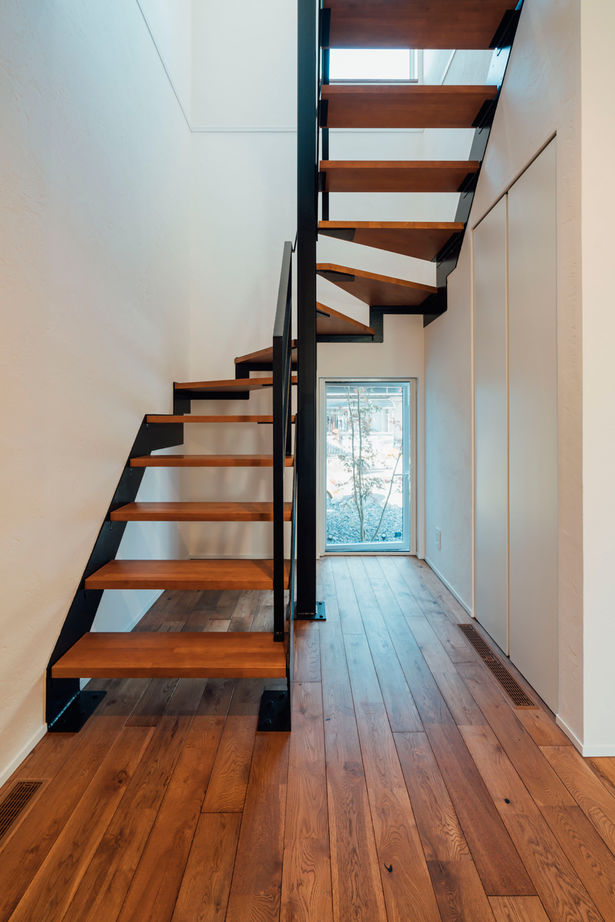 チェックハウス 【インナーガレージ/3LDK/間取り有】本物志向の夫妻が建てた素材を活かしたシンプルモダンなガレージハウスの建築実例画像7