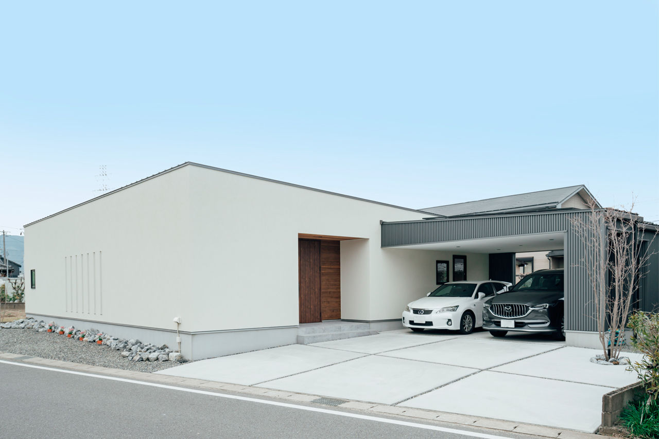 チェックハウス 【平屋/40坪/全館空調/間取り有】プライベートな中庭は全面ウッドデッキ！全館空調が心地よいシックな平屋の建築実例画像1