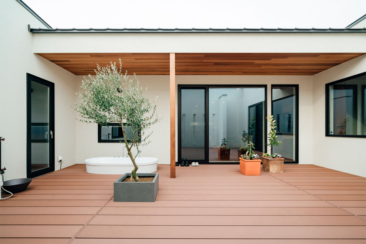 チェックハウス 【平屋/40坪/全館空調/間取り有】プライベートな中庭は全面ウッドデッキ！全館空調が心地よいシックな平屋の建築実例画像2