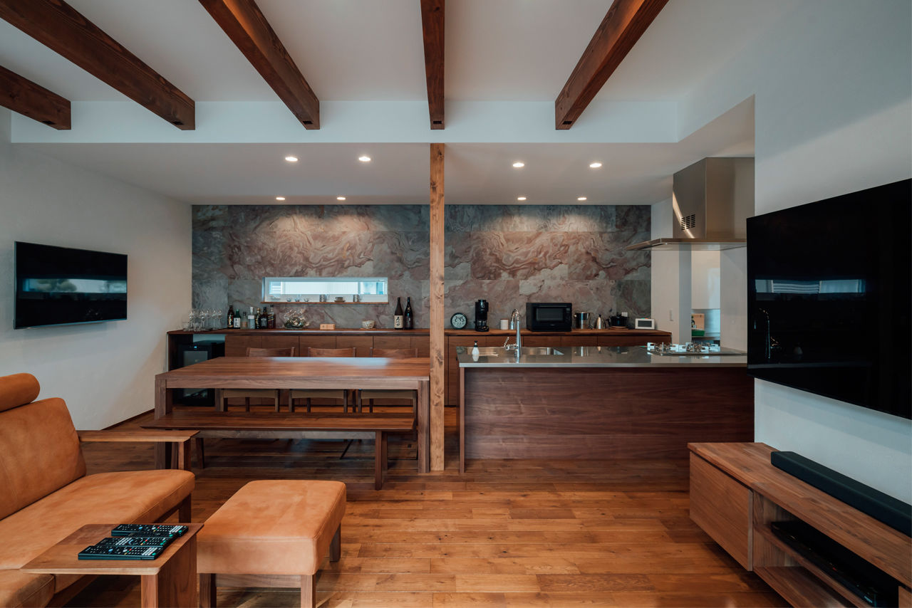 チェックハウス 【平屋/40坪/全館空調/間取り有】プライベートな中庭は全面ウッドデッキ！全館空調が心地よいシックな平屋の建築実例画像3