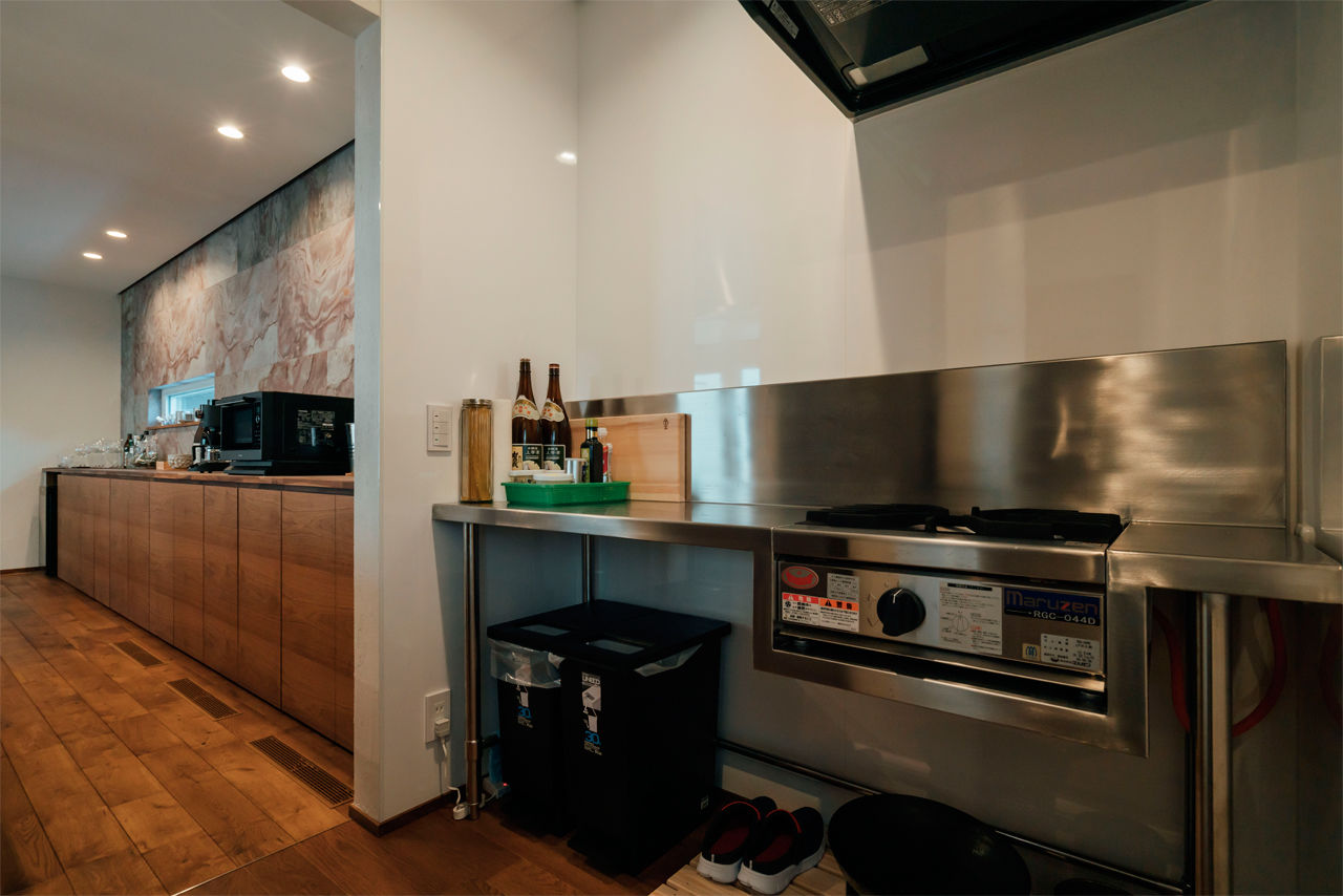 チェックハウス 【平屋/40坪/全館空調/間取り有】プライベートな中庭は全面ウッドデッキ！全館空調が心地よいシックな平屋の建築実例画像4