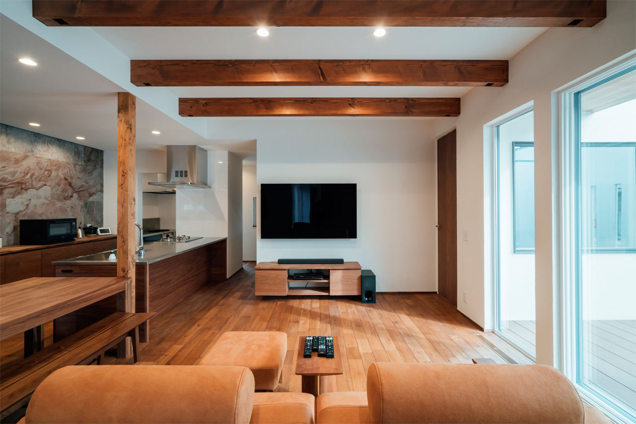 チェックハウス 【平屋/40坪/全館空調/間取り有】プライベートな中庭は全面ウッドデッキ！全館空調が心地よいシックな平屋の建築実例画像5