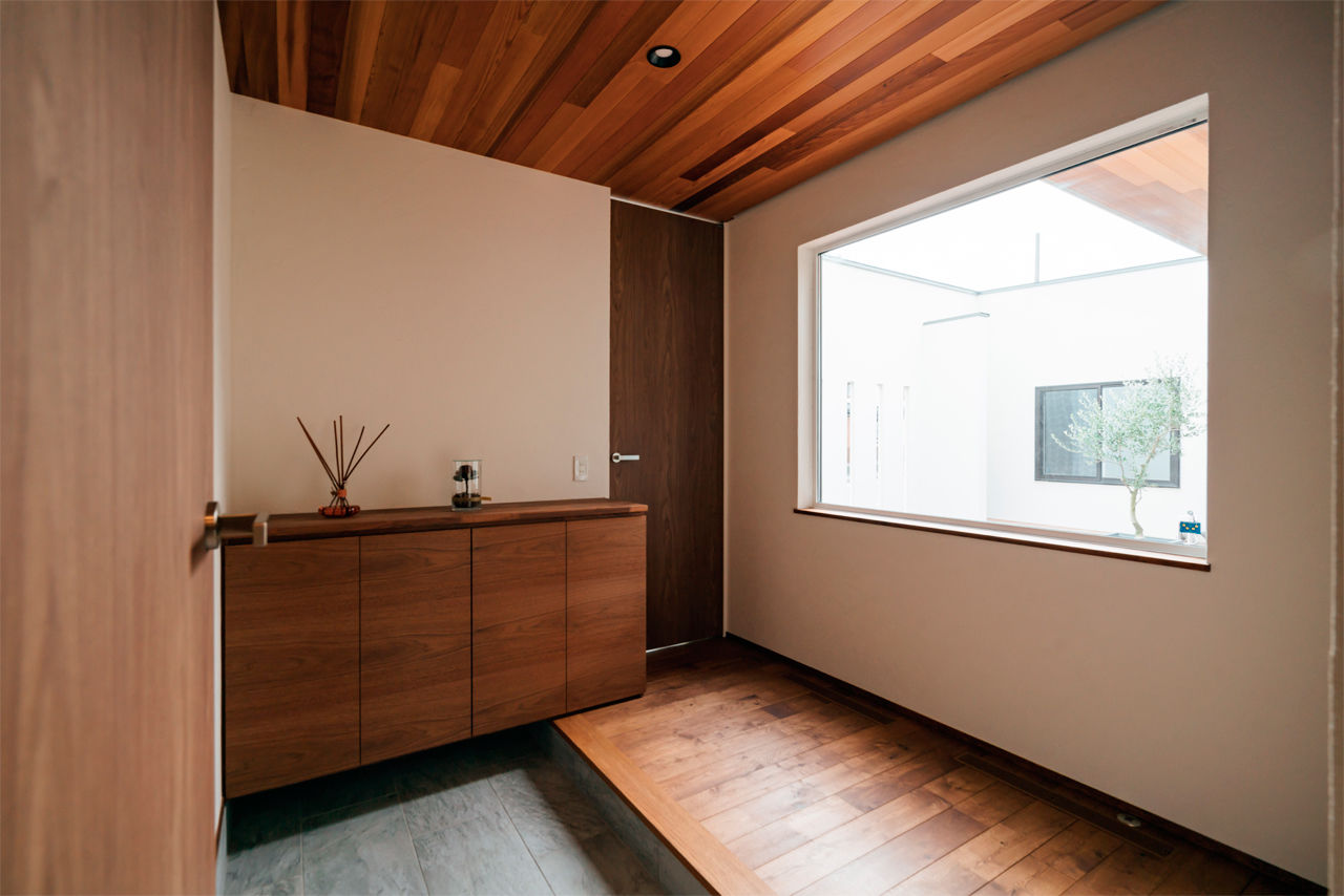 チェックハウス 【平屋/40坪/全館空調/間取り有】プライベートな中庭は全面ウッドデッキ！全館空調が心地よいシックな平屋の建築実例画像6