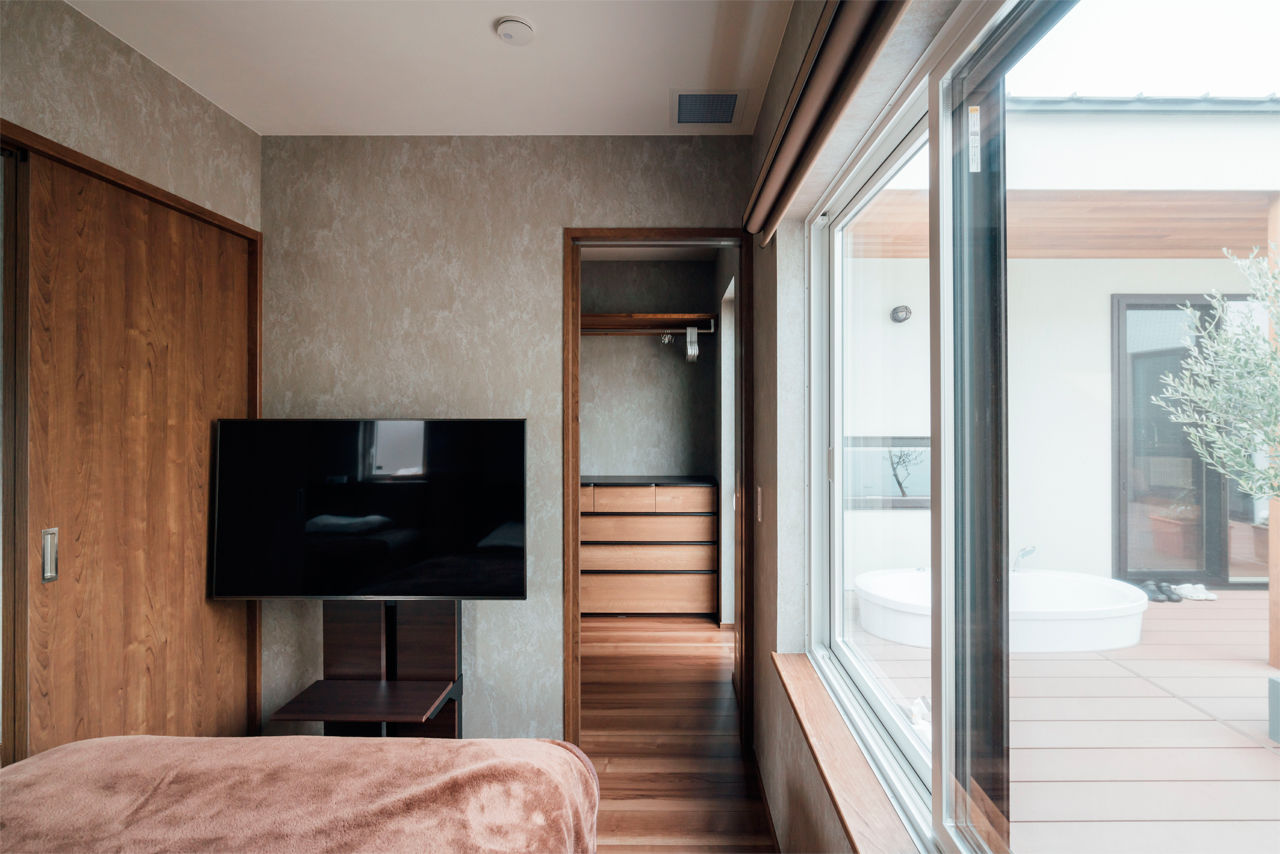 チェックハウス 【平屋/40坪/全館空調/間取り有】プライベートな中庭は全面ウッドデッキ！全館空調が心地よいシックな平屋の建築実例画像7