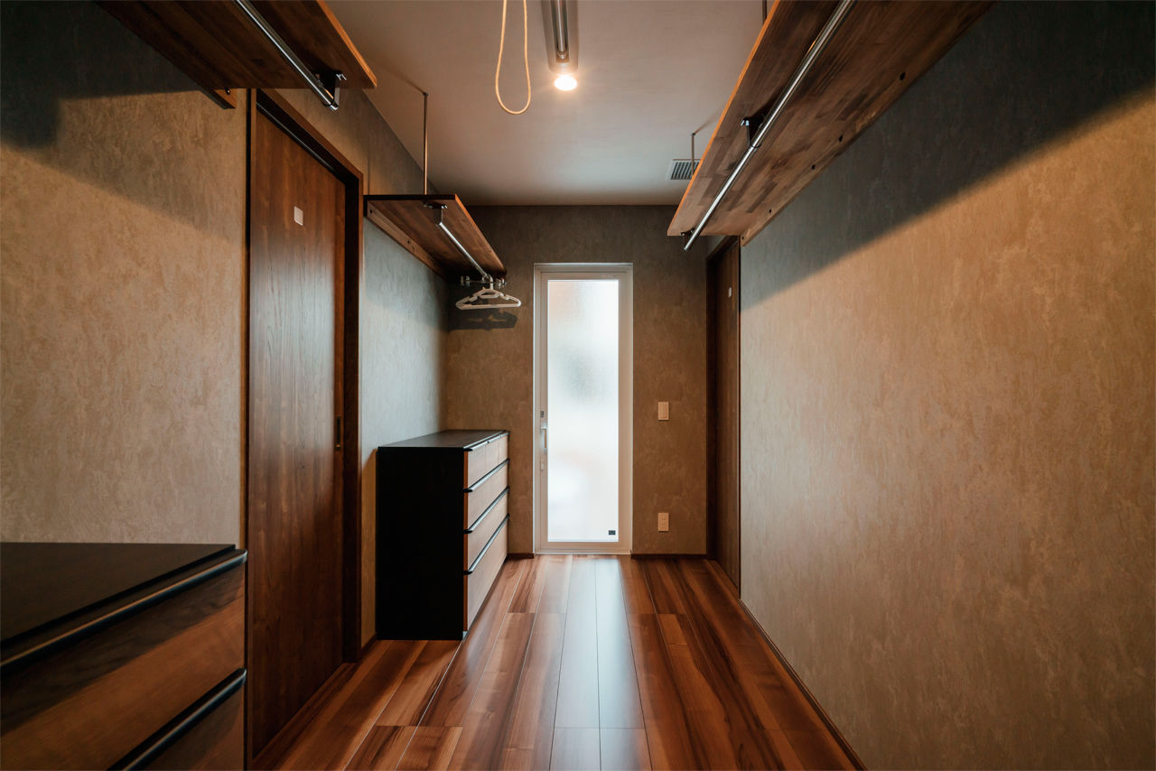 チェックハウス 【平屋/40坪/全館空調/間取り有】プライベートな中庭は全面ウッドデッキ！全館空調が心地よいシックな平屋の建築実例画像8