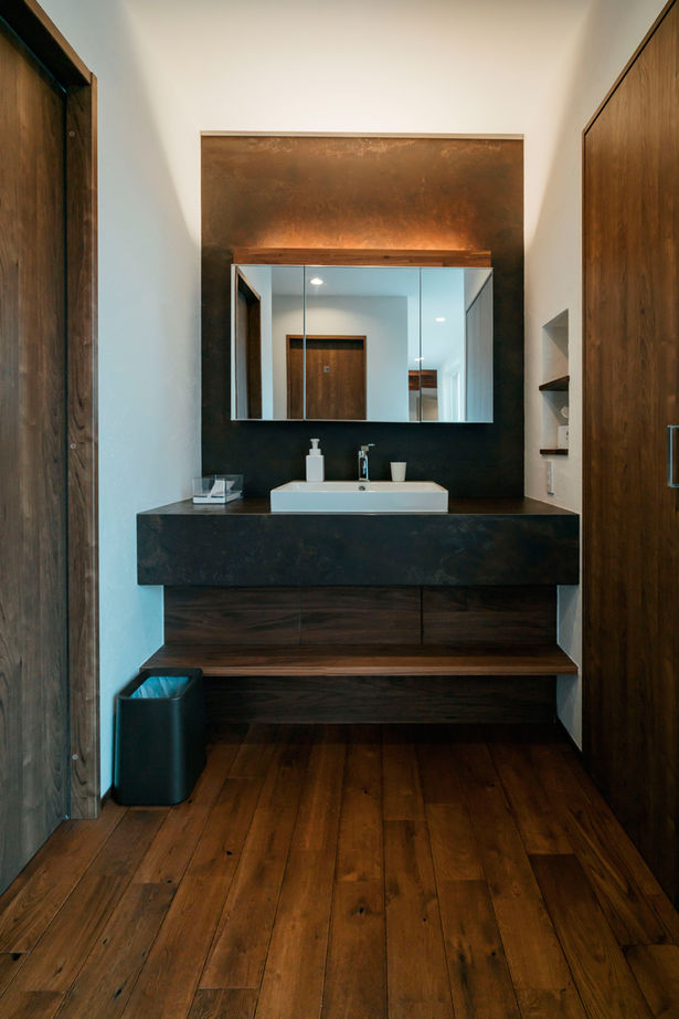 チェックハウス 【平屋/40坪/全館空調/間取り有】プライベートな中庭は全面ウッドデッキ！全館空調が心地よいシックな平屋の建築実例画像9