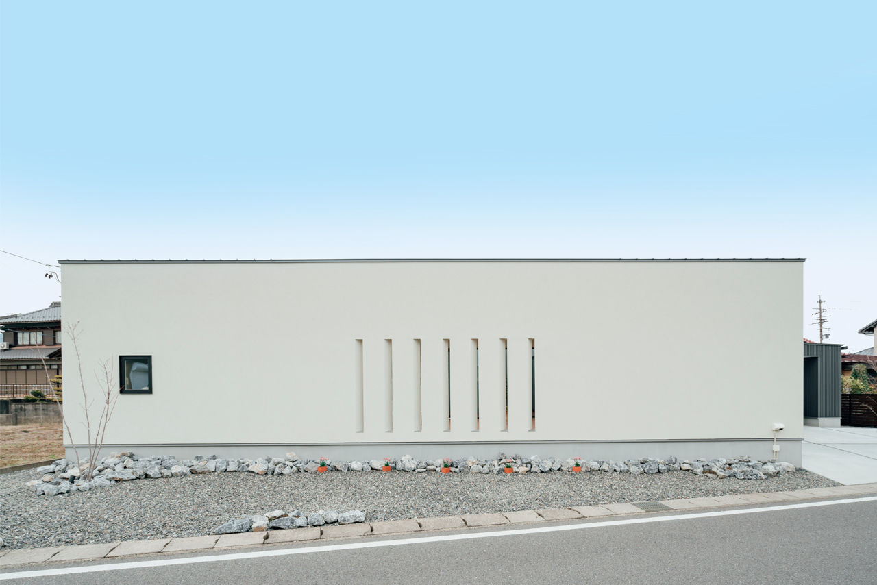 チェックハウス 【平屋/40坪/全館空調/間取り有】プライベートな中庭は全面ウッドデッキ！全館空調が心地よいシックな平屋の建築実例画像10