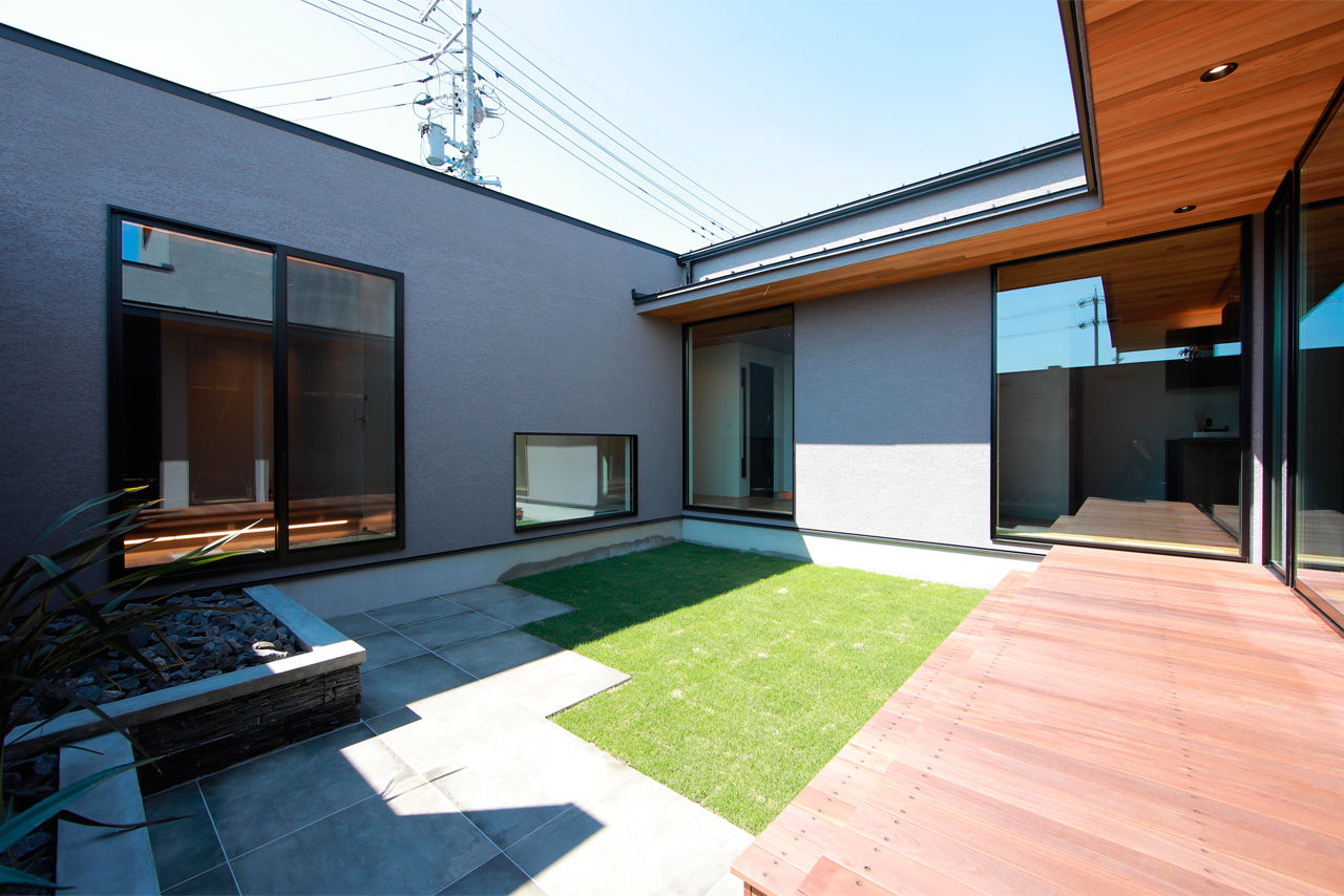 チェックハウス 【3000万円台/3LDK/半平屋/中庭/間取り図有】全館空調のホテルライクな家でカーテン不要の開放的な暮らしの建築実例画像2