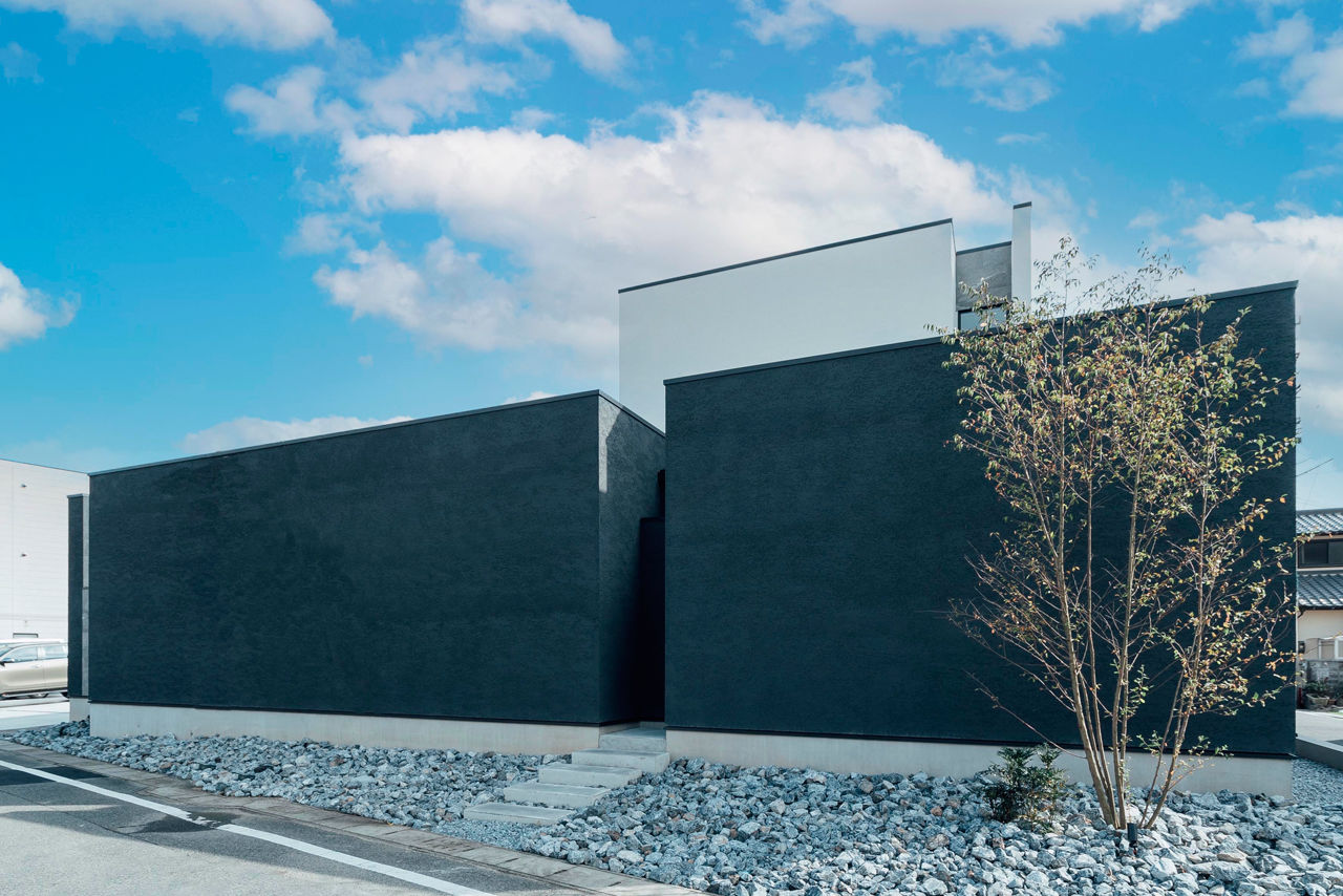 チェックハウス 【4LDK/半平屋/ホテルライク/間取り図有】好きなものに囲まれのんびり過ごす。夫婦のモノトーンな半平屋の建築実例画像1