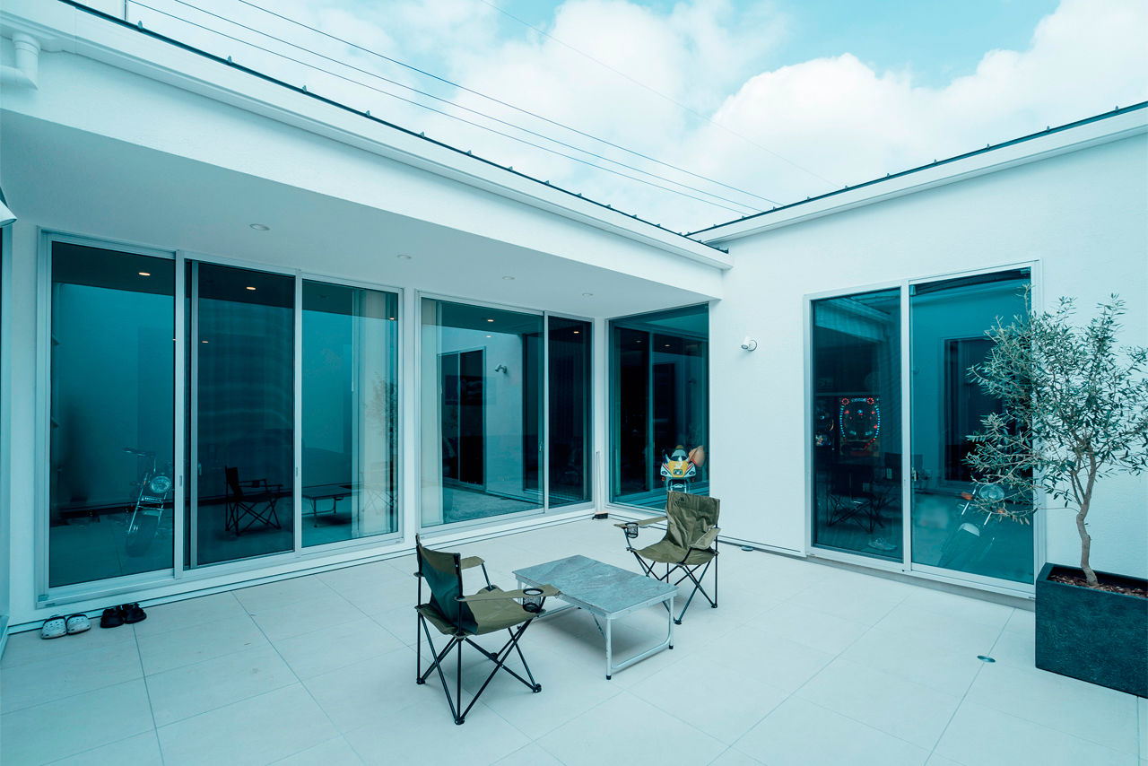 チェックハウス 【4LDK/半平屋/ホテルライク/間取り図有】好きなものに囲まれのんびり過ごす。夫婦のモノトーンな半平屋の建築実例画像2