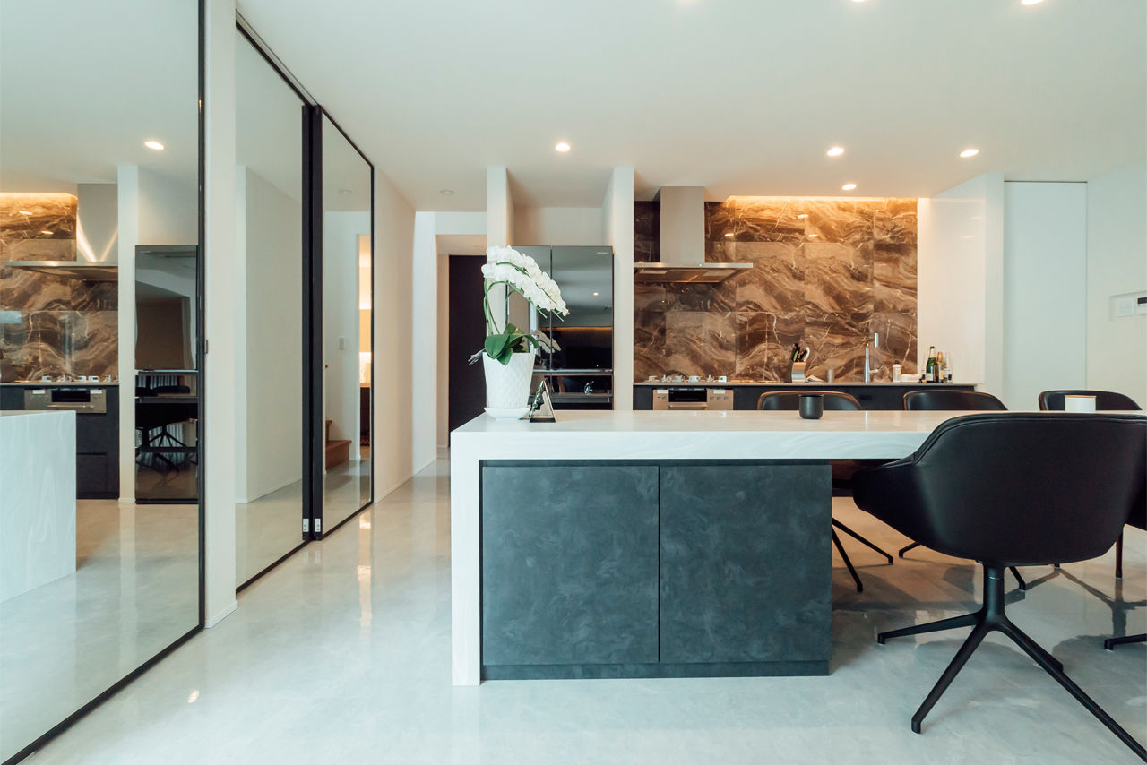 チェックハウス 【4LDK/半平屋/ホテルライク/間取り図有】好きなものに囲まれのんびり過ごす。夫婦のモノトーンな半平屋の建築実例画像4