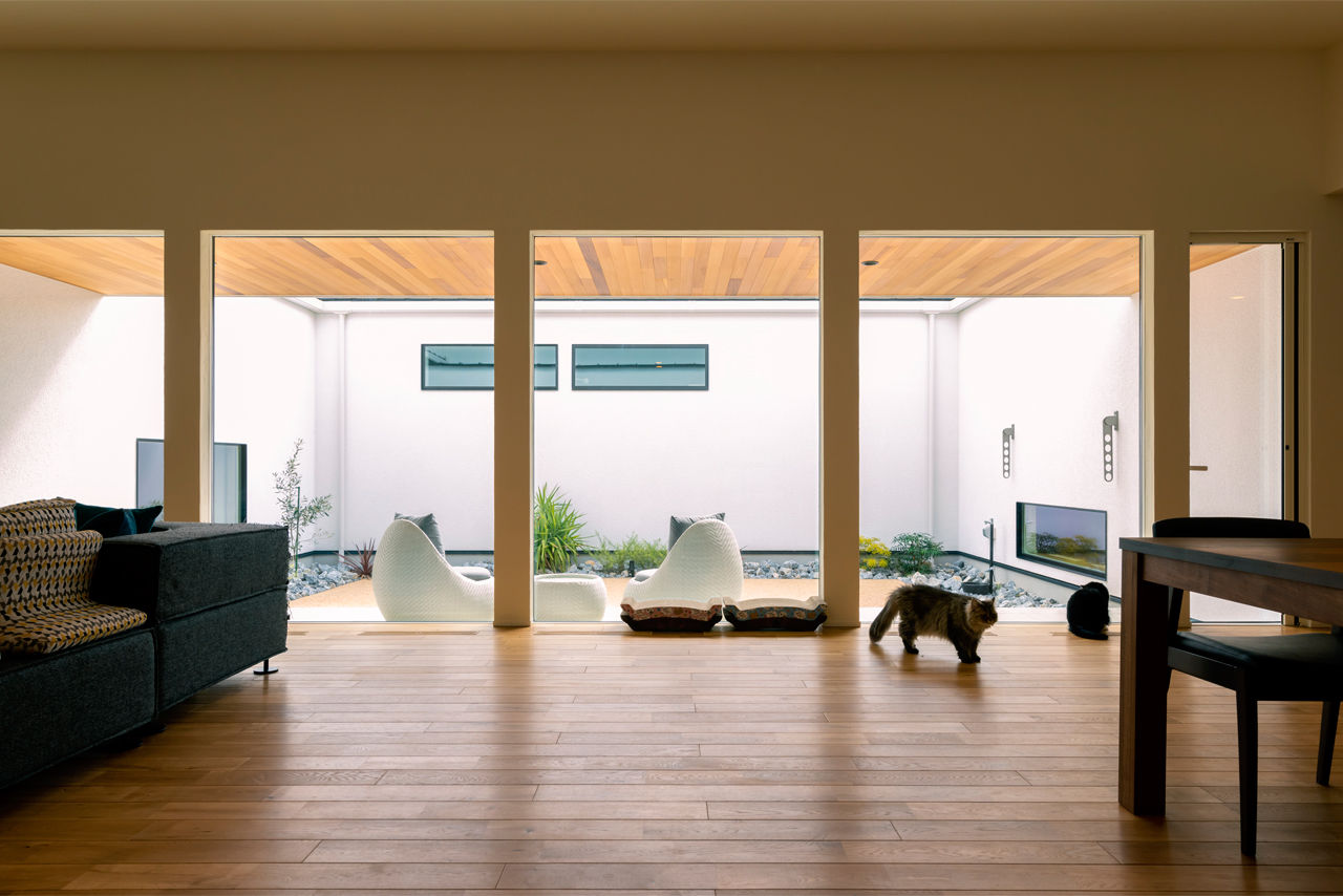 チェックハウス 【平屋/中庭/3LDK/間取り図有】外に閉じた中庭でアウトドアを満喫。全館空調で愛猫もストレスフリーな平屋の建築実例画像2