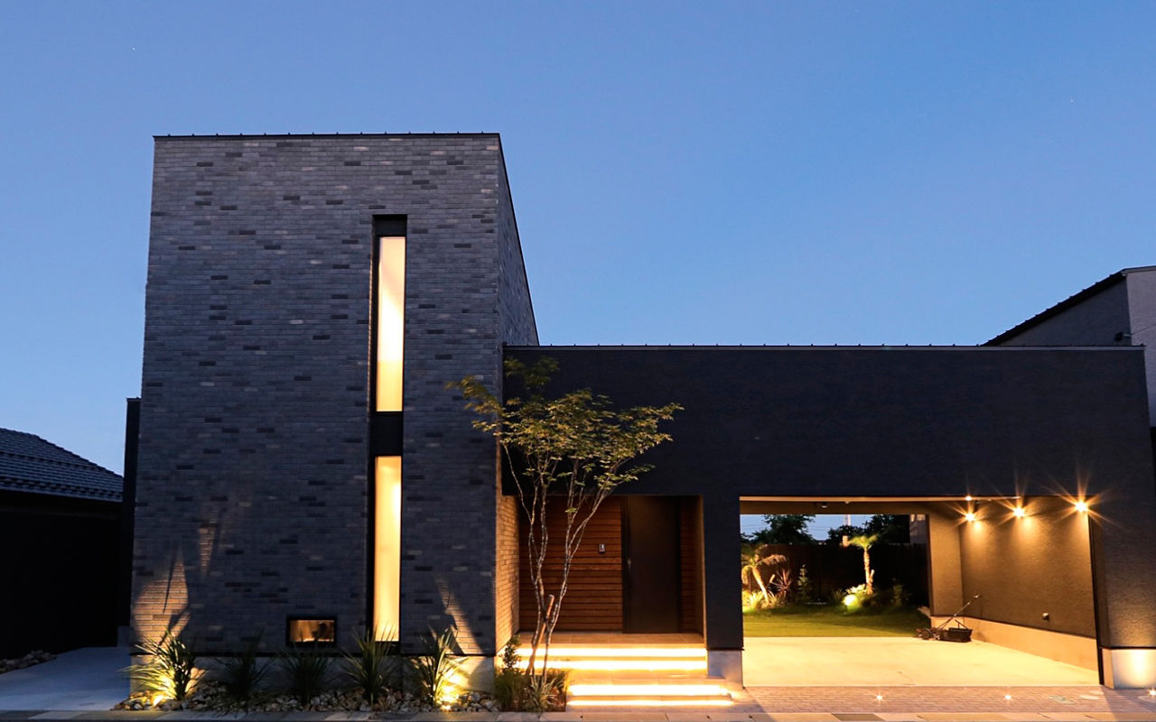 チェックハウス 【インナーガレージ/3LDK/全館空調/間取り】平屋のように暮らせるホテルライク＆グレイッシュなモダン邸宅の建築実例画像1