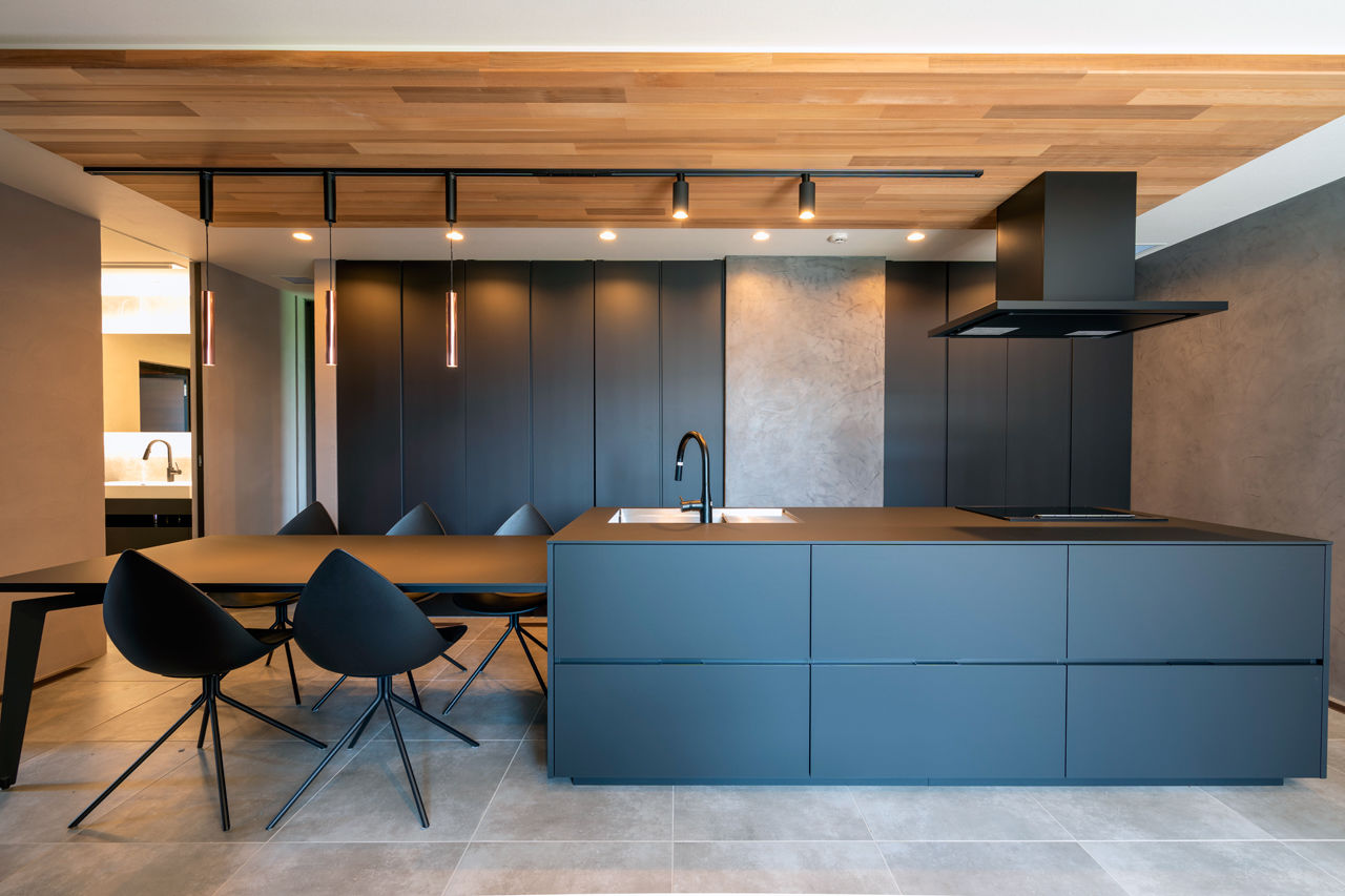 チェックハウス 【インナーガレージ/3LDK/全館空調/間取り】平屋のように暮らせるホテルライク＆グレイッシュなモダン邸宅の建築実例画像2