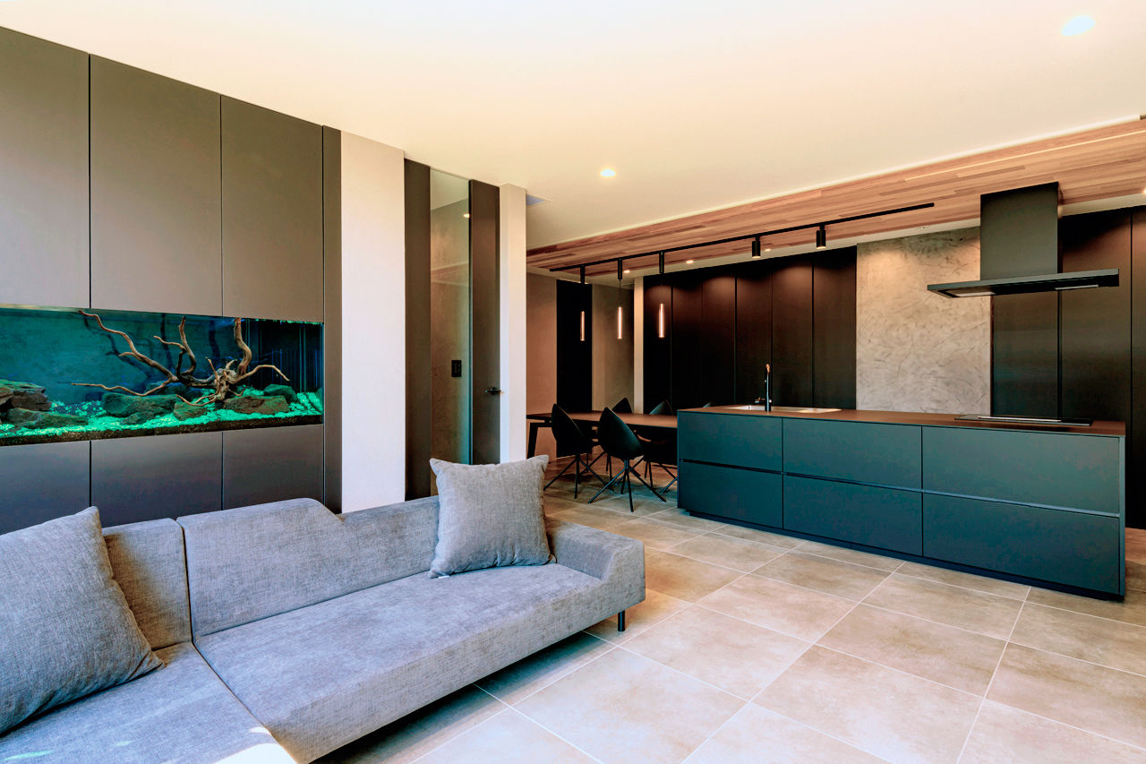 チェックハウス 【インナーガレージ/3LDK/全館空調/間取り】平屋のように暮らせるホテルライク＆グレイッシュなモダン邸宅の建築実例画像3