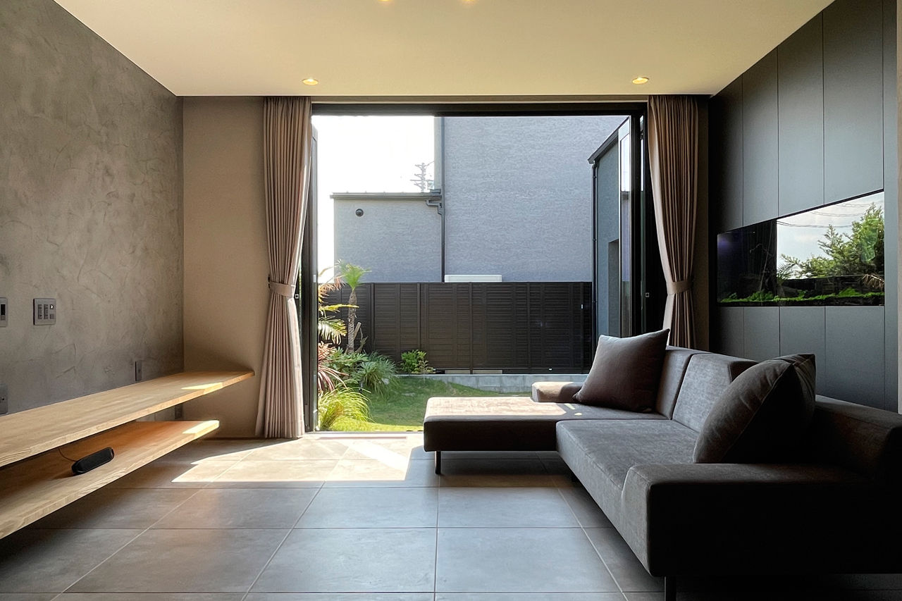 チェックハウス 【インナーガレージ/3LDK/全館空調/間取り】平屋のように暮らせるホテルライク＆グレイッシュなモダン邸宅の建築実例画像7