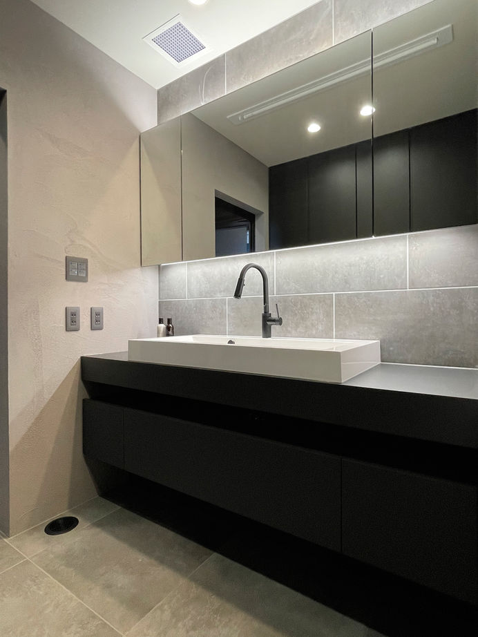 チェックハウス 【インナーガレージ/3LDK/全館空調/間取り】平屋のように暮らせるホテルライク＆グレイッシュなモダン邸宅の建築実例画像8