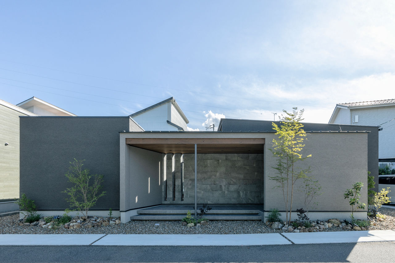 チェックハウス 【平屋/中庭/33坪/岐阜県】中庭に面するLDKは開放感たっぷり。家事ラクな動線＆間取りで暮らしも便利な平屋の建築実例画像1