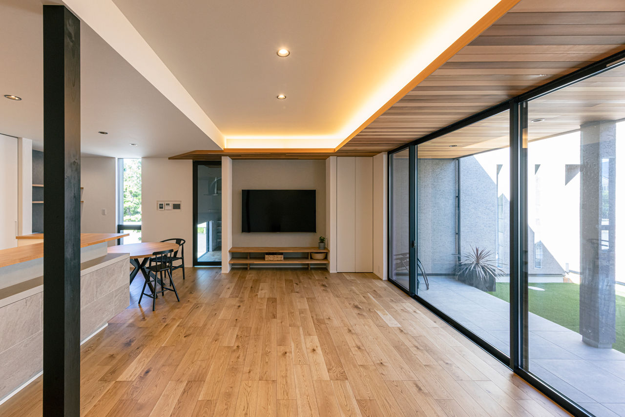 チェックハウス 【平屋/中庭/33坪/岐阜県】中庭に面するLDKは開放感たっぷり。家事ラクな動線＆間取りで暮らしも便利な平屋の建築実例画像2