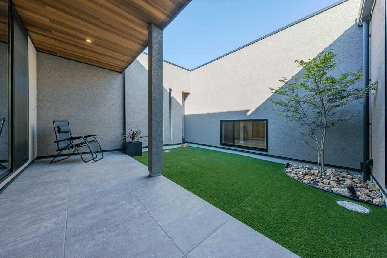 チェックハウス 【平屋/中庭/33坪/岐阜県】中庭に面するLDKは開放感たっぷり。家事ラクな動線＆間取りで暮らしも便利な平屋の建築実例画像3