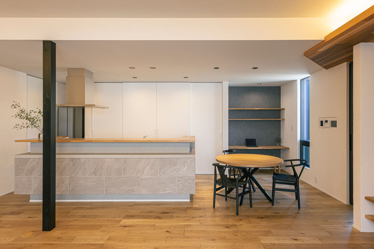 チェックハウス 【平屋/中庭/33坪/岐阜県】中庭に面するLDKは開放感たっぷり。家事ラクな動線＆間取りで暮らしも便利な平屋の建築実例画像4