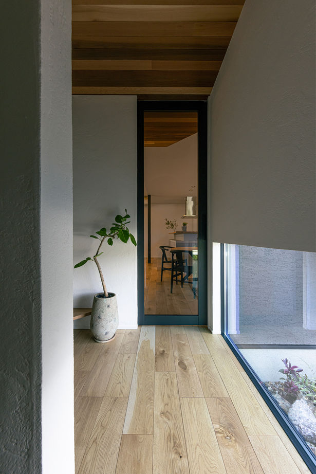 チェックハウス 【平屋/中庭/33坪/岐阜県】中庭に面するLDKは開放感たっぷり。家事ラクな動線＆間取りで暮らしも便利な平屋の建築実例画像7