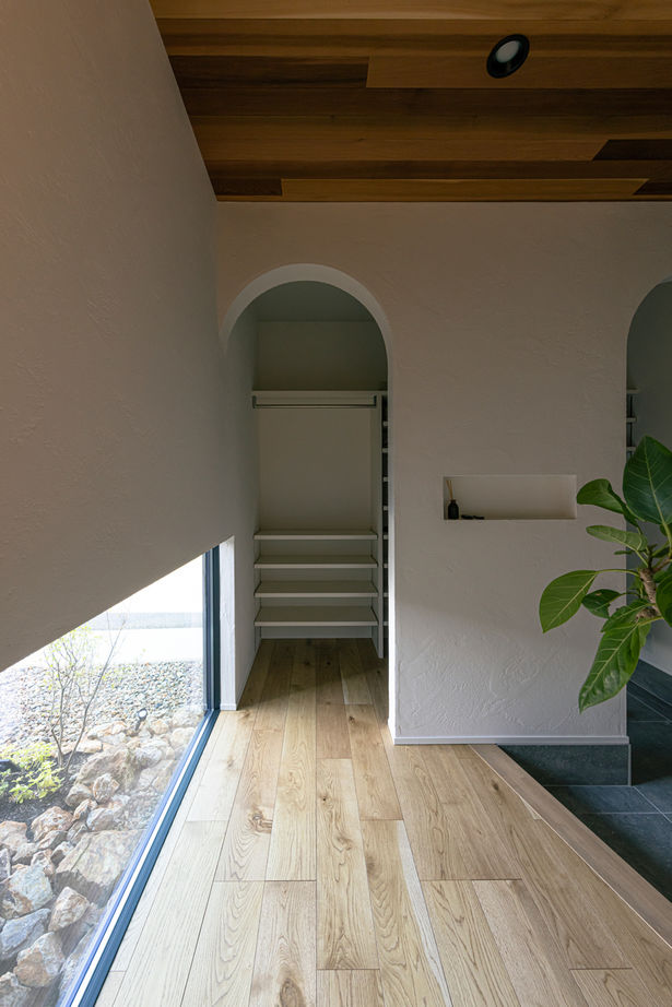 チェックハウス 【平屋/中庭/33坪/岐阜県】中庭に面するLDKは開放感たっぷり。家事ラクな動線＆間取りで暮らしも便利な平屋の建築実例画像8