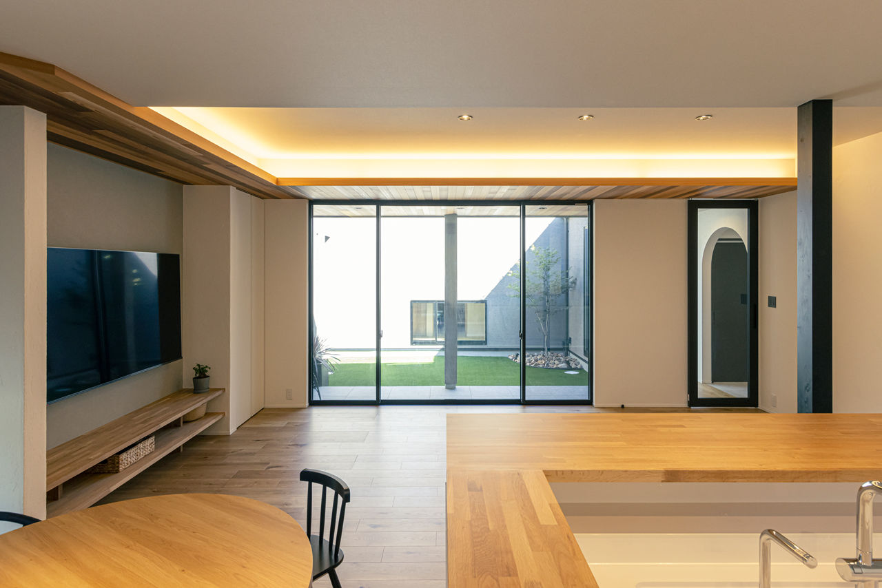 チェックハウス 【平屋/中庭/33坪/岐阜県】中庭に面するLDKは開放感たっぷり。家事ラクな動線＆間取りで暮らしも便利な平屋の建築実例画像10