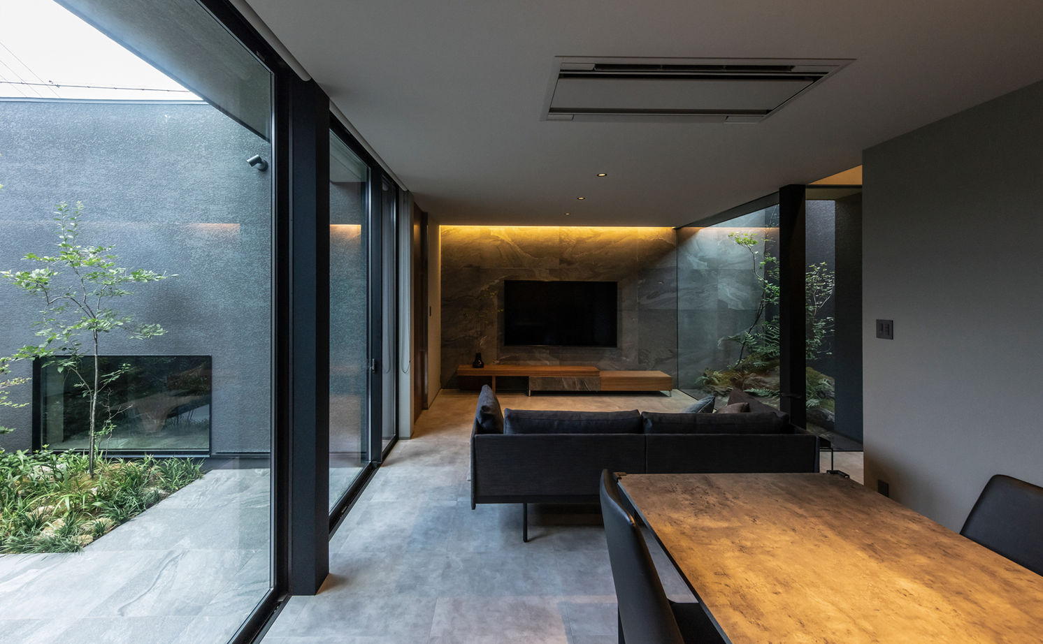 チェックハウス 【30坪台/3LDK/中庭/間取り図有】緑の美しさに心奪われる。グレーの濃淡と素材感で魅せるホテルライクな家の建築実例画像2