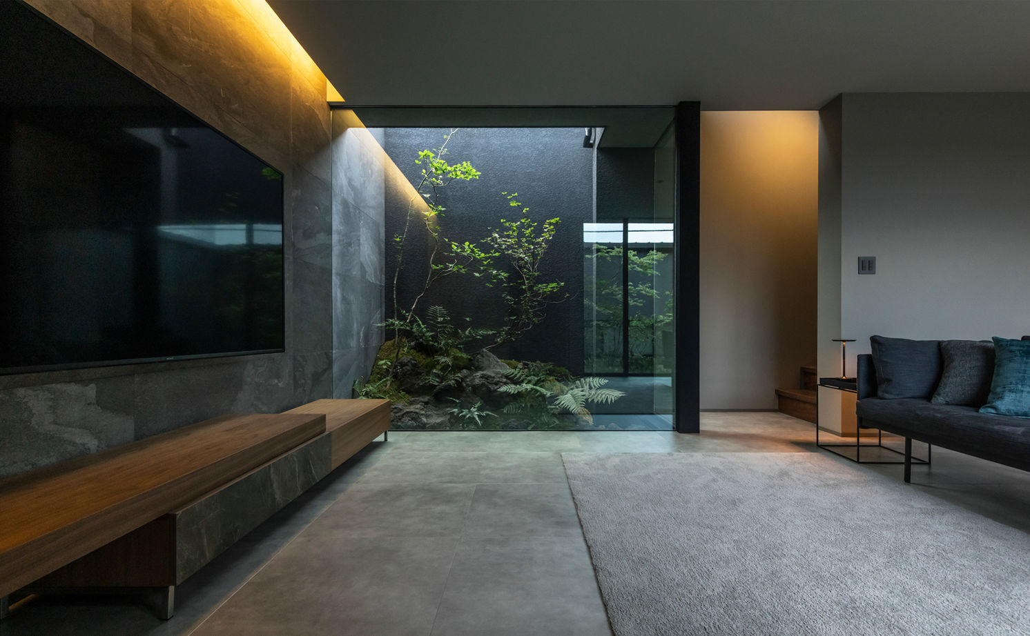 チェックハウス 【30坪台/3LDK/中庭/間取り図有】緑の美しさに心奪われる。グレーの濃淡と素材感で魅せるホテルライクな家の建築実例画像3