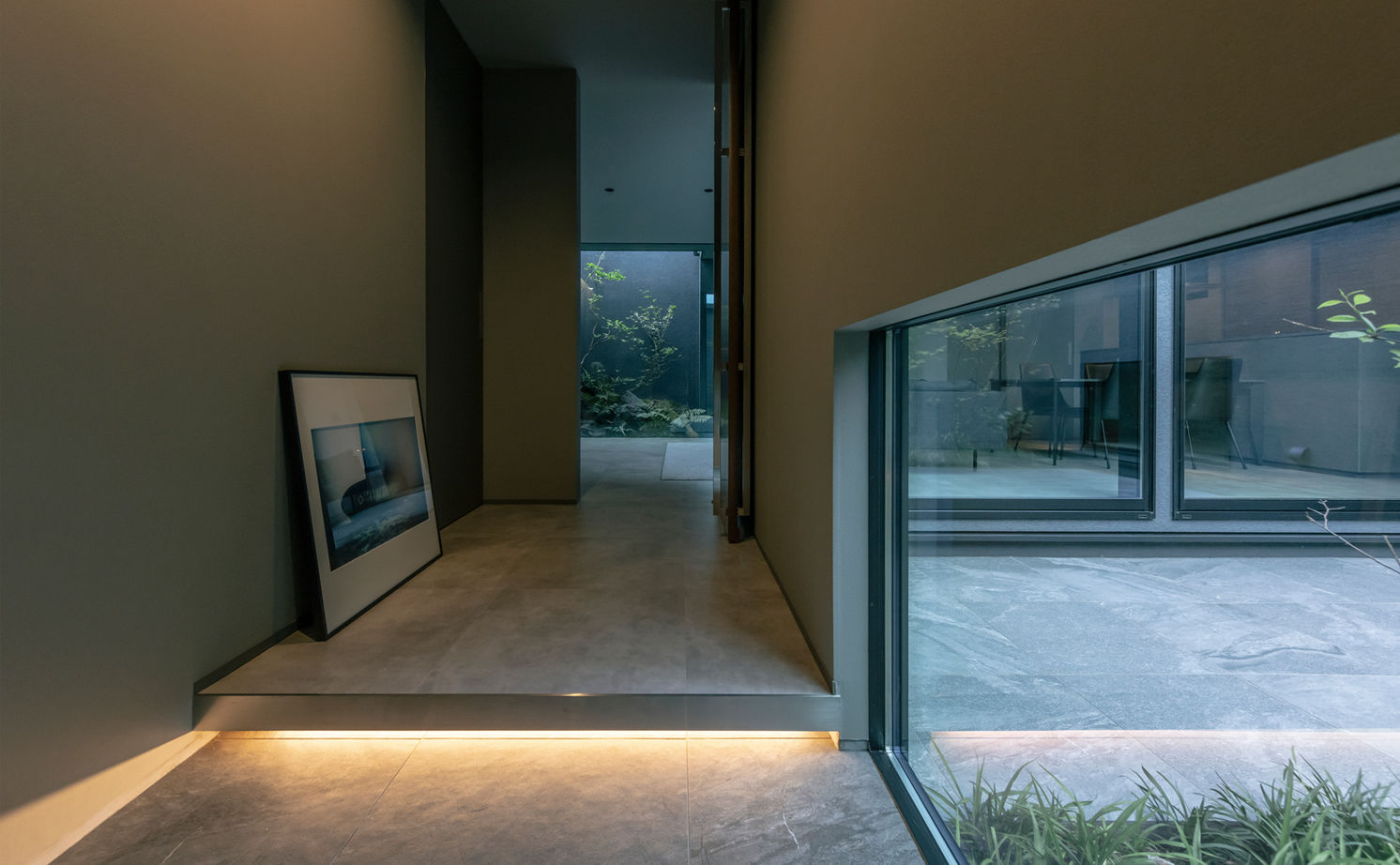 チェックハウス 【30坪台/3LDK/中庭/間取り図有】緑の美しさに心奪われる。グレーの濃淡と素材感で魅せるホテルライクな家の建築実例画像4