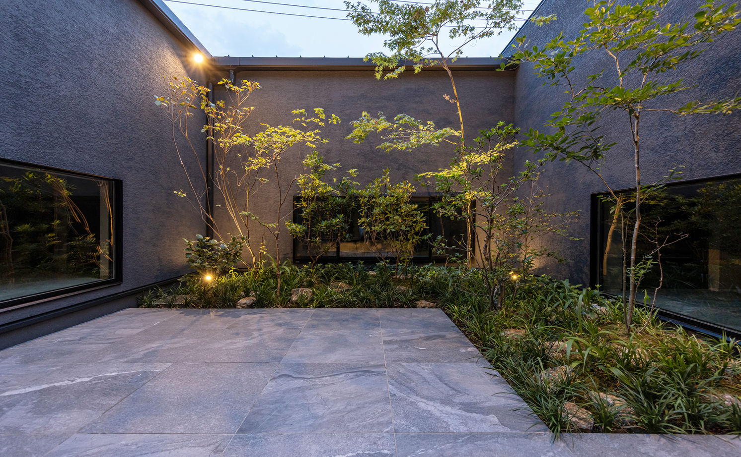 チェックハウス 【30坪台/3LDK/中庭/間取り図有】緑の美しさに心奪われる。グレーの濃淡と素材感で魅せるホテルライクな家の建築実例画像5